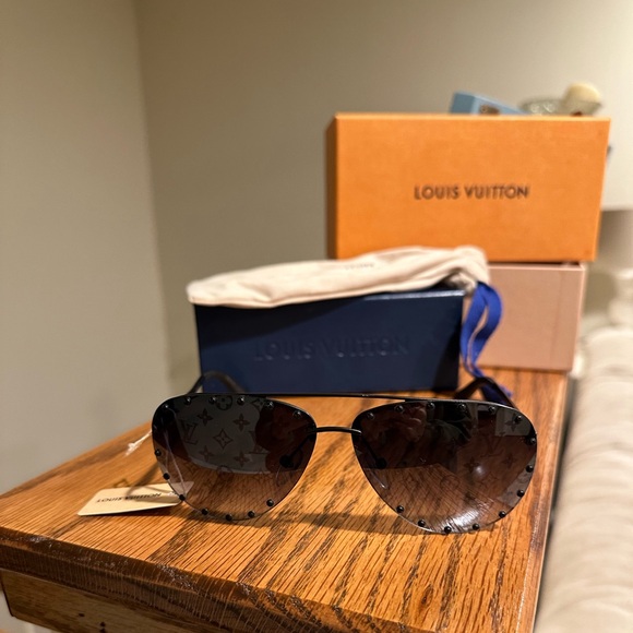 Louis Vuitton Sunglasses - Picture 4 of 15